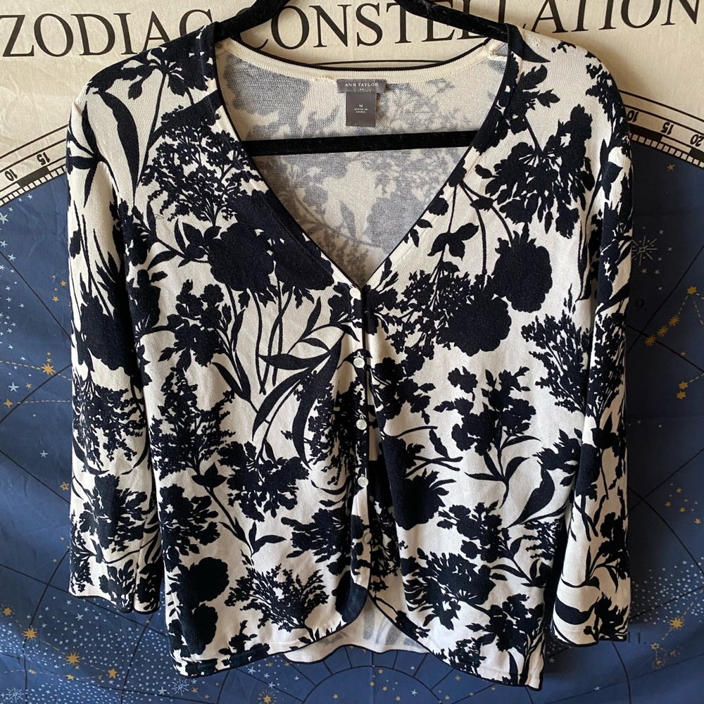 3/$30 💓 Ann Taylor Cardigan